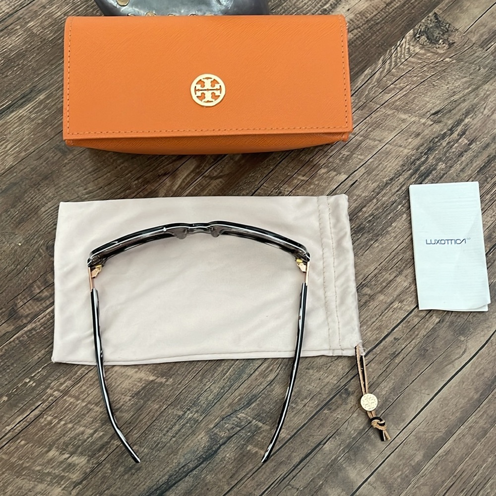 Tory Burch Sunnies✨ - Picture 7 of 16